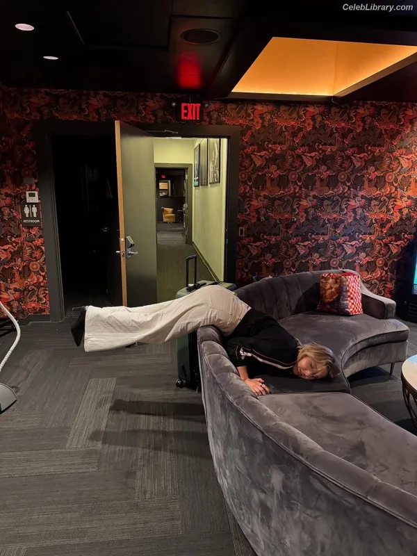 Taylor Tomlinson photo 16 of 213