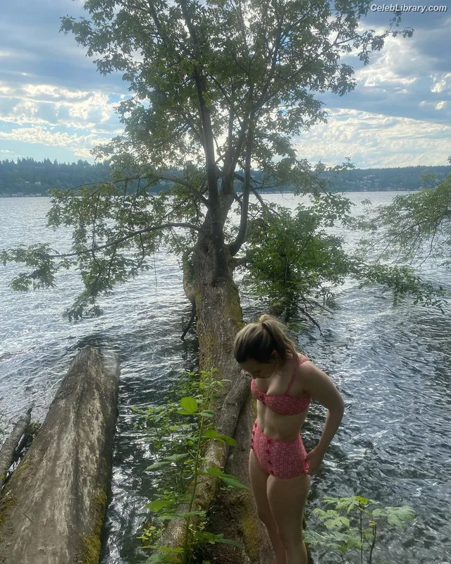 Taylor Tomlinson photo 17 of 213