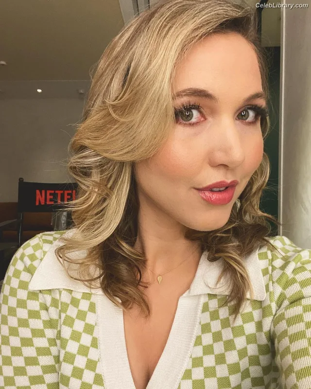 Taylor Tomlinson photo 21 of 213