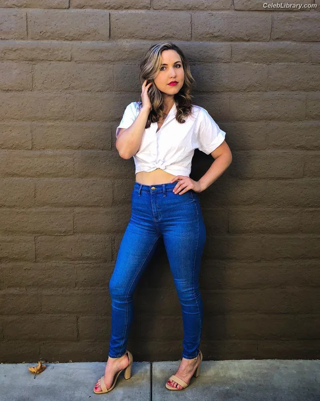 Taylor Tomlinson photo 3 of 213