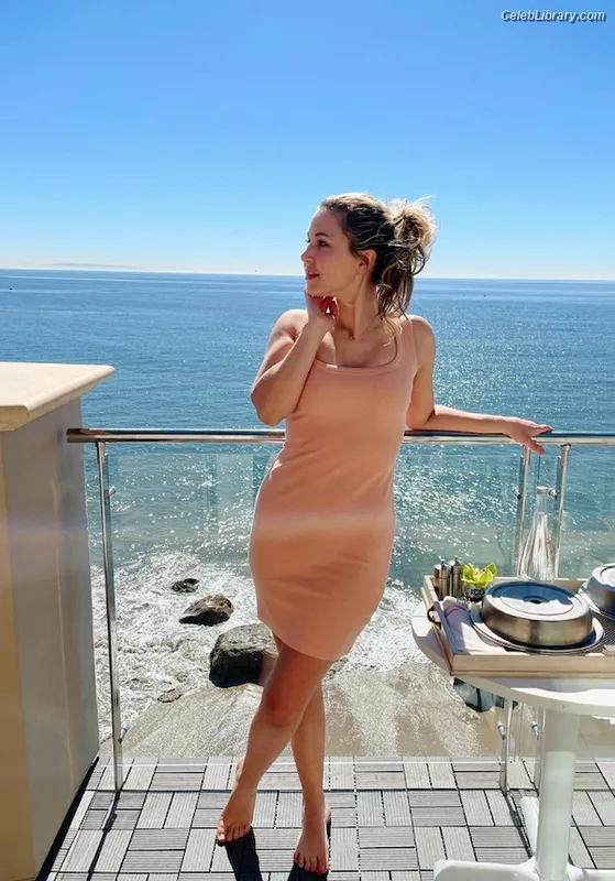 Taylor Tomlinson photo 10 of 213