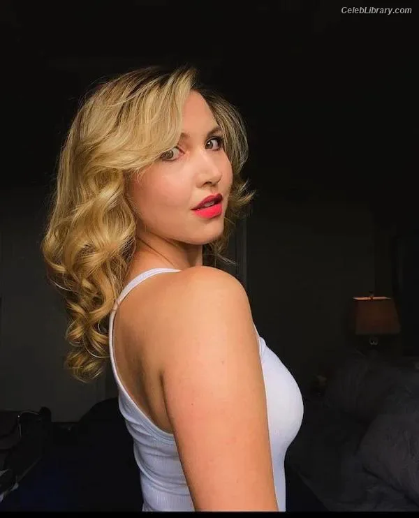 Taylor Tomlinson photo 15 of 213