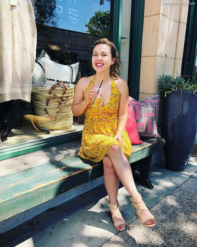 Taylor Tomlinson photo 20 of 213