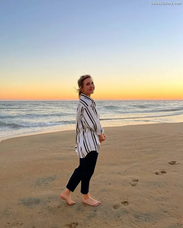 Taylor Tomlinson photo 21 of 213