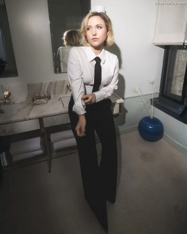 Taylor Tomlinson photo 15 of 213