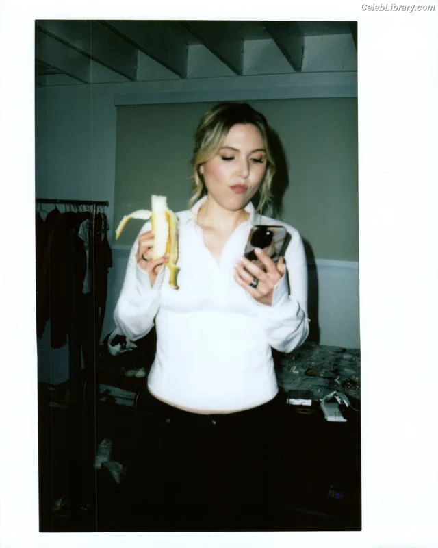 Taylor Tomlinson photo 18 of 213