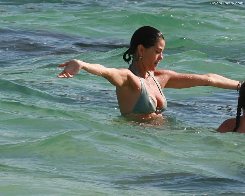 Teri Hatcher photo 19 of 134