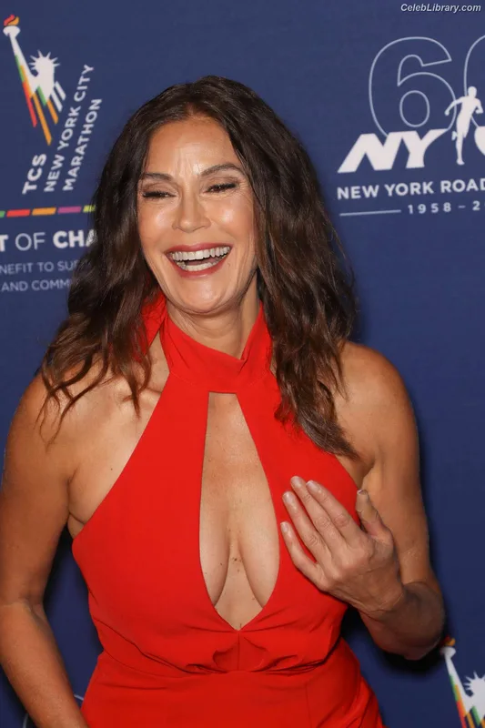 Teri Hatcher photo 21 of 134