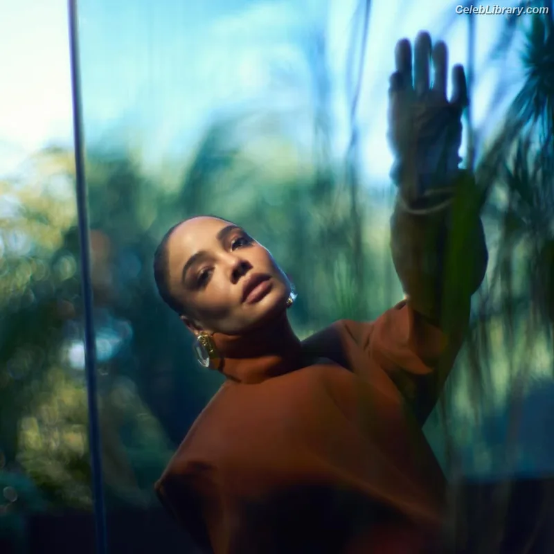 Tessa Thompson photo 6 of 199