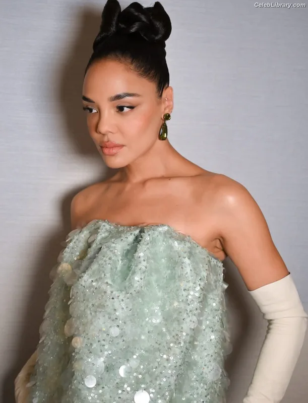 Tessa Thompson photo 2 of 199