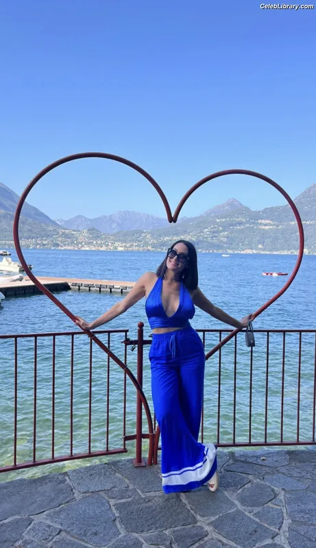 The Bella Twins photo 9 of 1421