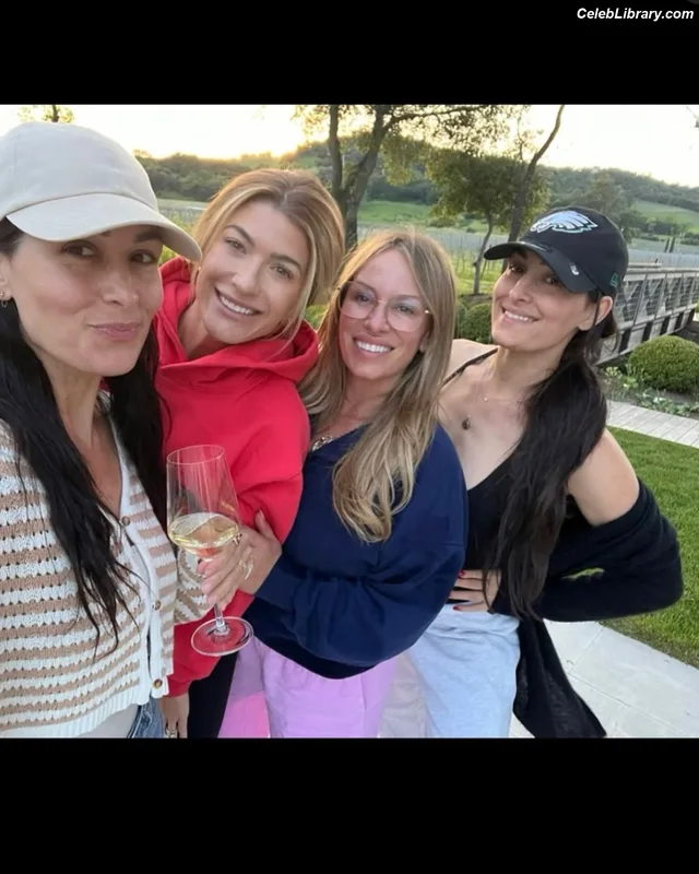 The Bella Twins photo 4 of 1421