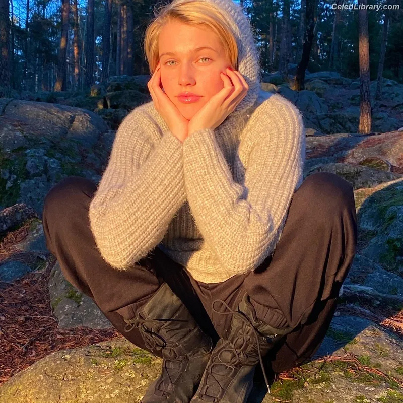Thea Sofie Loch Naess photo 19 of 20