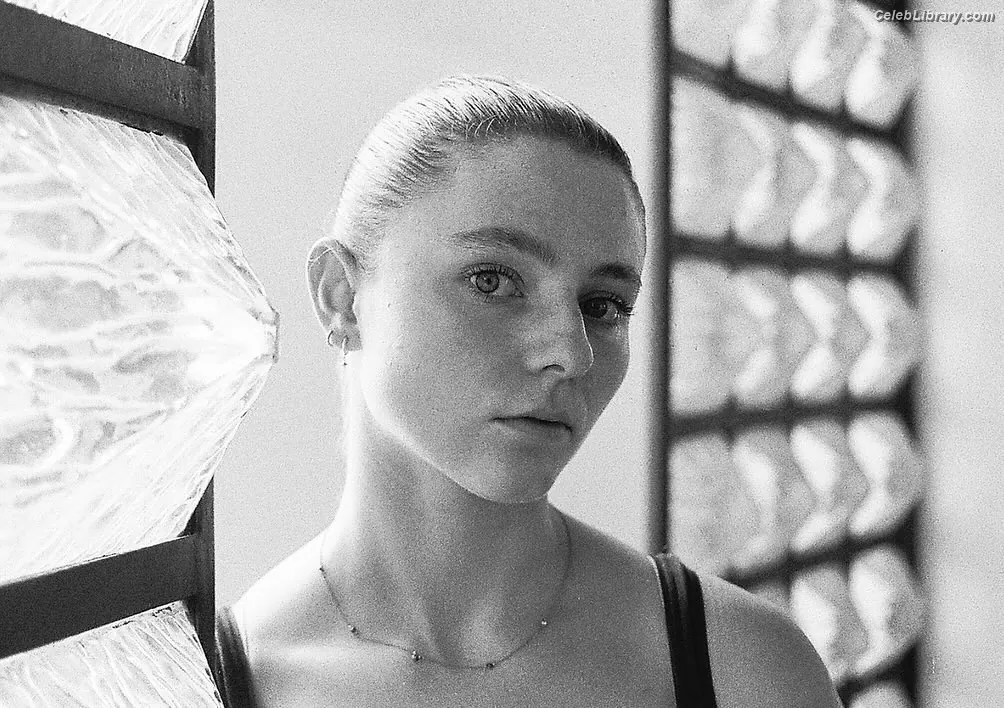 Thomasin Mckenzie photo 23 of 291