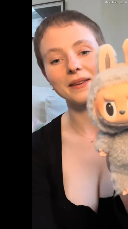 Thomasin Mckenzie photo 10 of 289