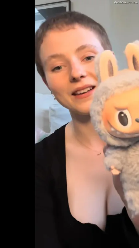 Thomasin Mckenzie photo 13 of 289