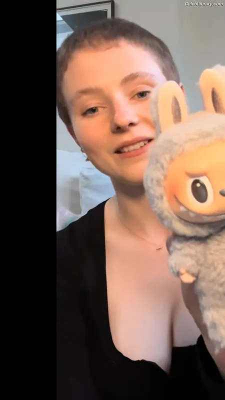 Thomasin Mckenzie photo 14 of 289