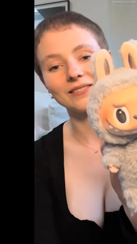Thomasin Mckenzie photo 15 of 289