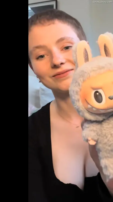 Thomasin Mckenzie photo 20 of 289