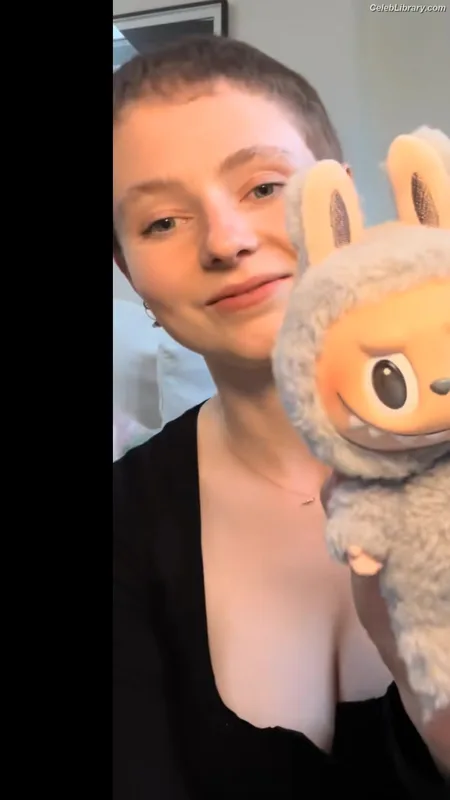 Thomasin Mckenzie photo 21 of 289