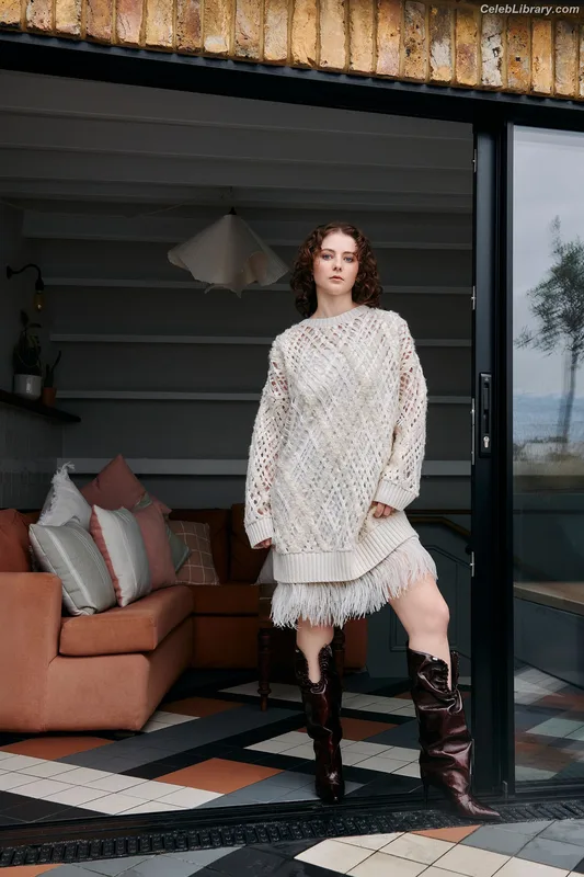 Thomasin Mckenzie photo 11 of 289