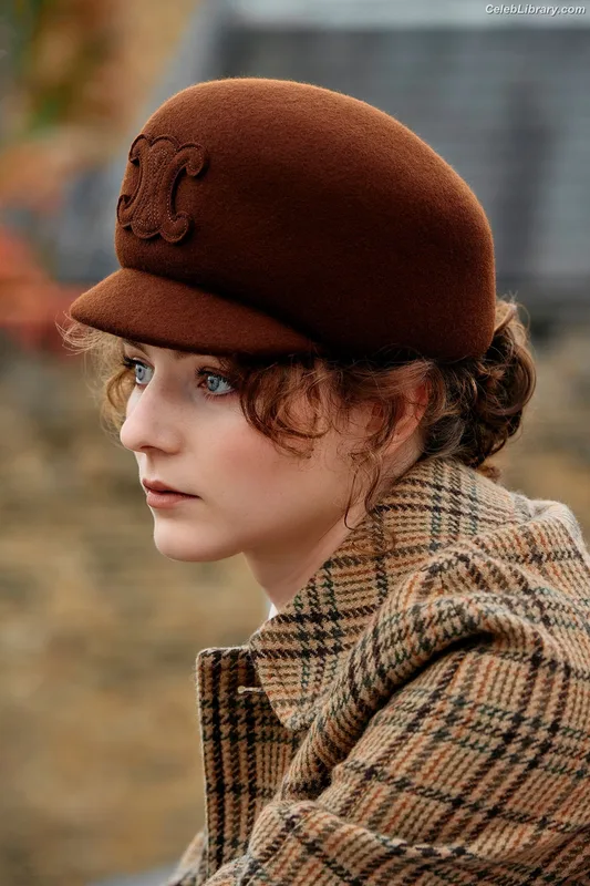 Thomasin Mckenzie photo 12 of 289