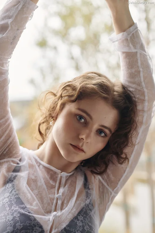 Thomasin Mckenzie photo 15 of 289