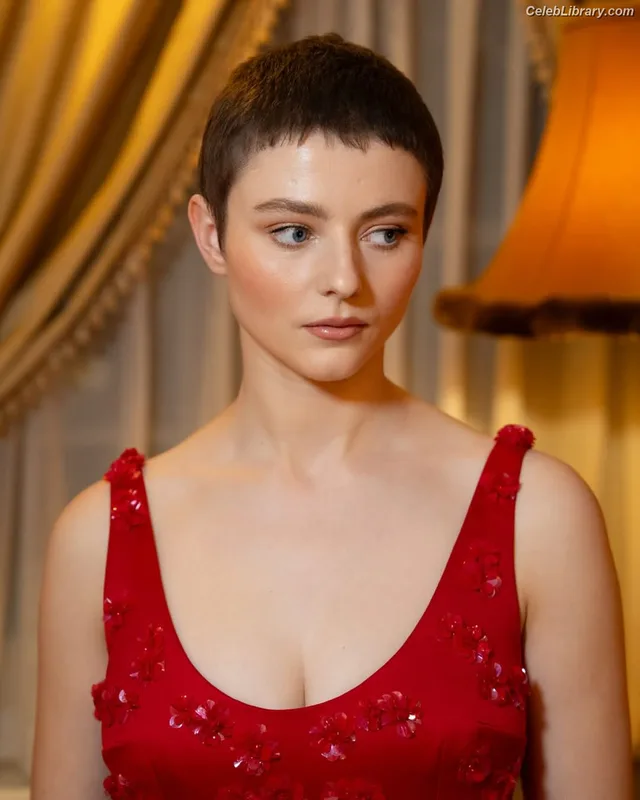 Thomasin Mckenzie photo 23 of 289