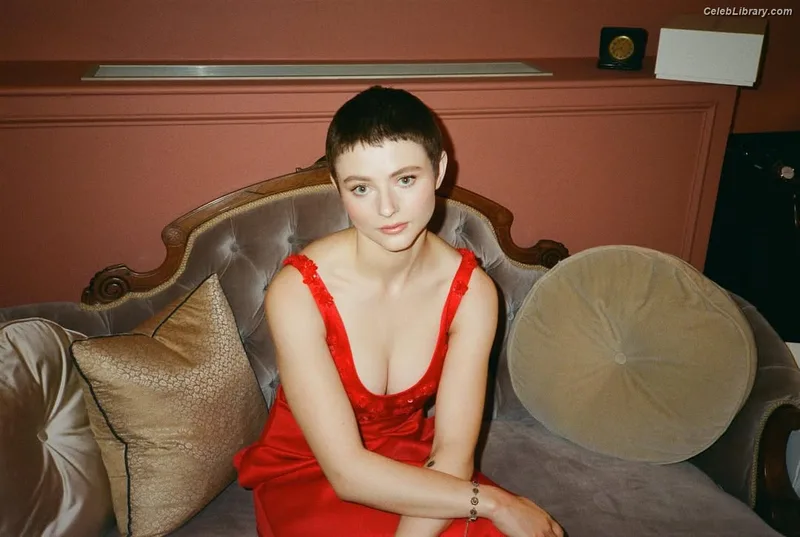 Thomasin Mckenzie photo 1 of 289