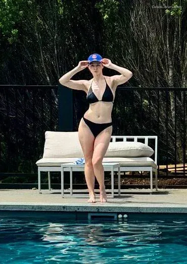 Thomasin Mckenzie photo 9 of 289