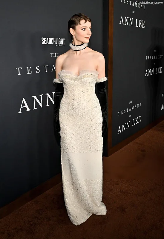 Thomasin Mckenzie photo 13 of 289