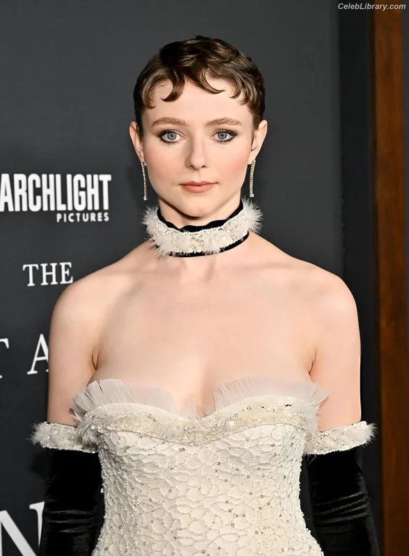 Thomasin Mckenzie photo 17 of 289