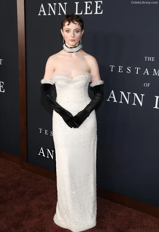 Thomasin Mckenzie photo 3 of 289