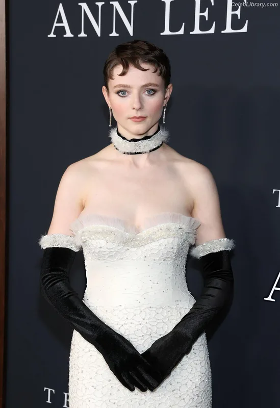 Thomasin Mckenzie photo 4 of 289