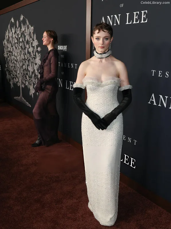 Thomasin Mckenzie photo 7 of 289