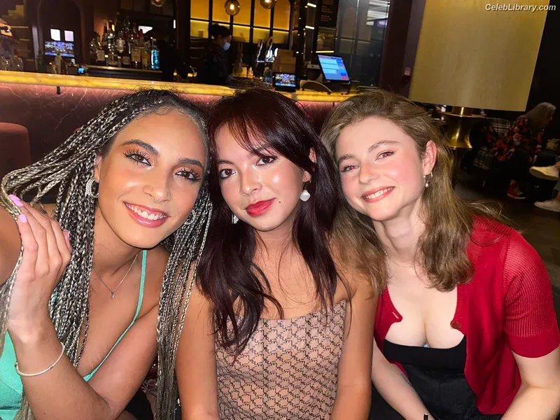 Thomasin Mckenzie photo 11 of 289