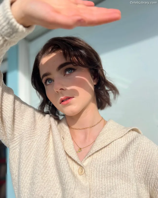 Thomasin Mckenzie photo 19 of 289
