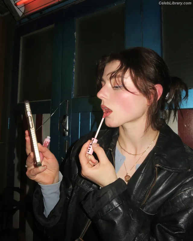Thomasin Mckenzie photo 21 of 289
