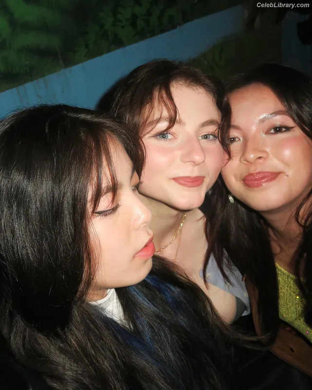 Thomasin Mckenzie photo 22 of 289
