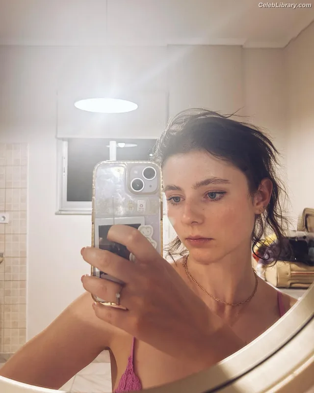 Thomasin Mckenzie photo 6 of 289