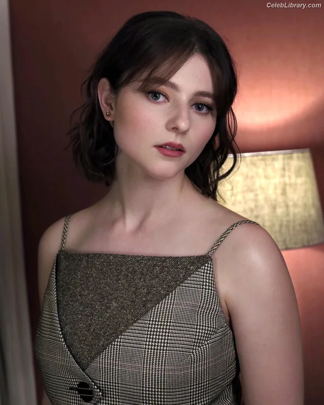 Thomasin Mckenzie photo 11 of 289
