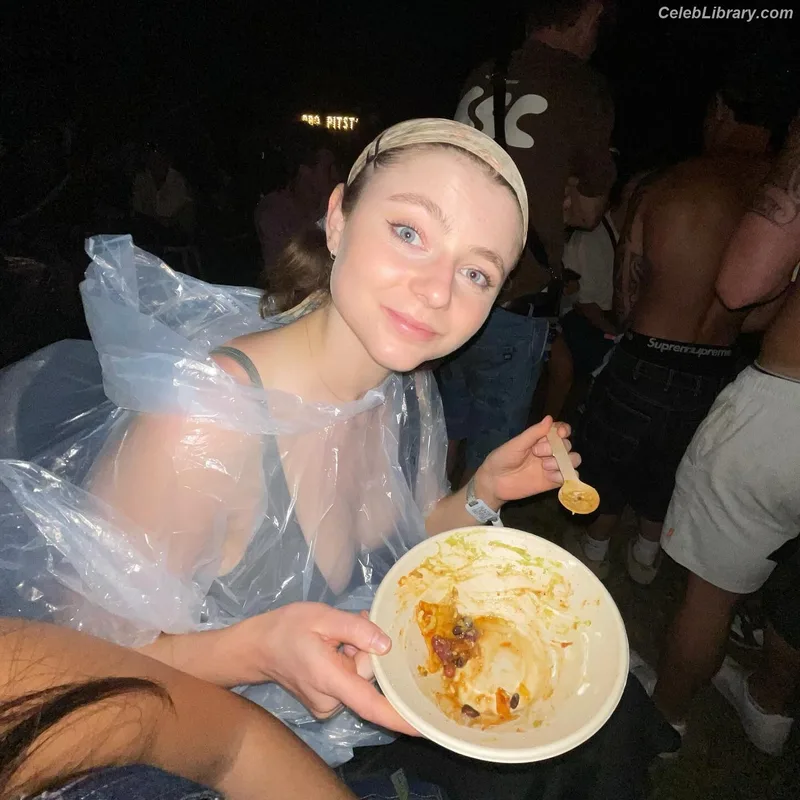 Thomasin Mckenzie photo 23 of 289