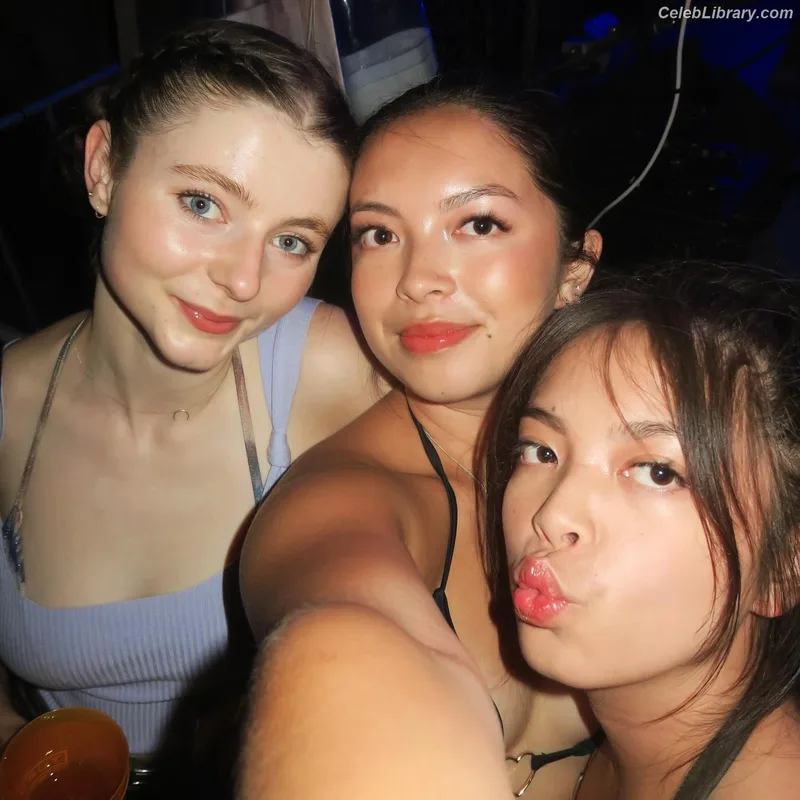 Thomasin Mckenzie photo 2 of 289