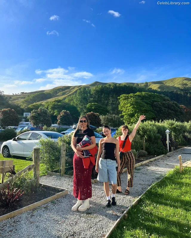 Thomasin Mckenzie photo 3 of 289