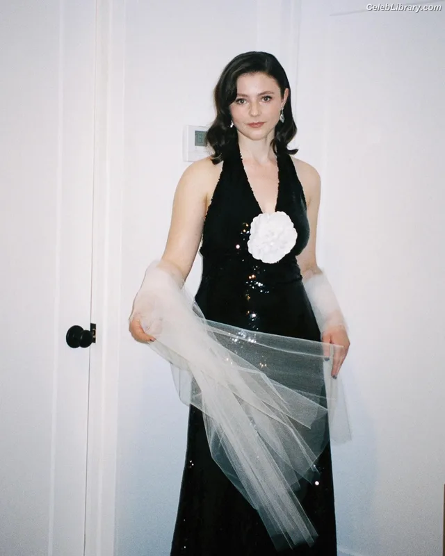 Thomasin Mckenzie photo 10 of 289