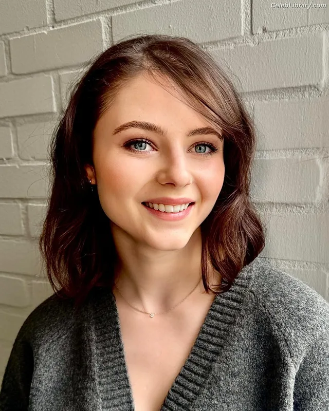 Thomasin Mckenzie photo 11 of 289