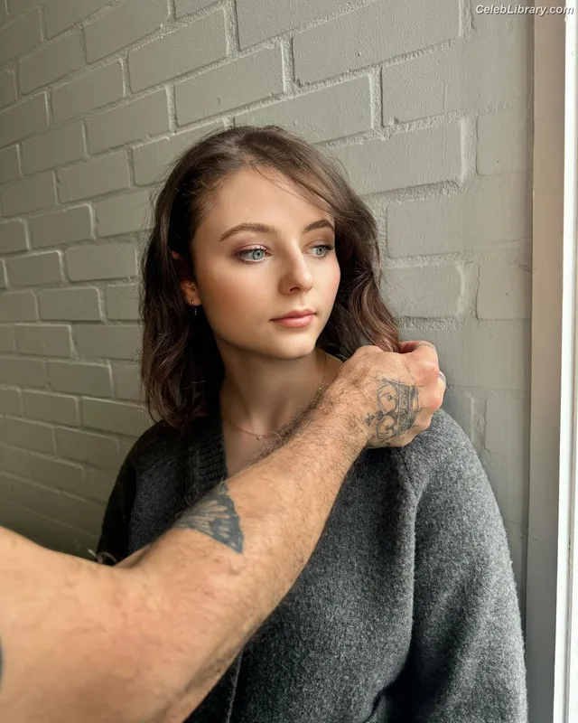 Thomasin Mckenzie photo 12 of 289