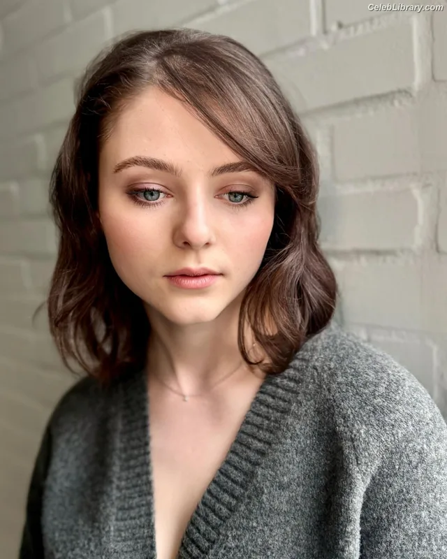 Thomasin Mckenzie photo 13 of 289