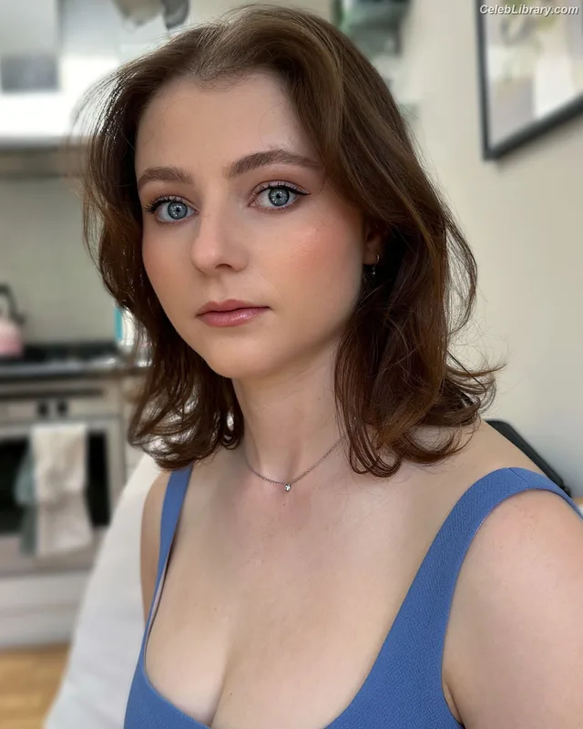 Thomasin Mckenzie photo 14 of 289