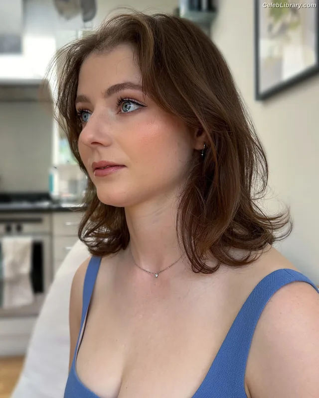 Thomasin Mckenzie photo 15 of 289